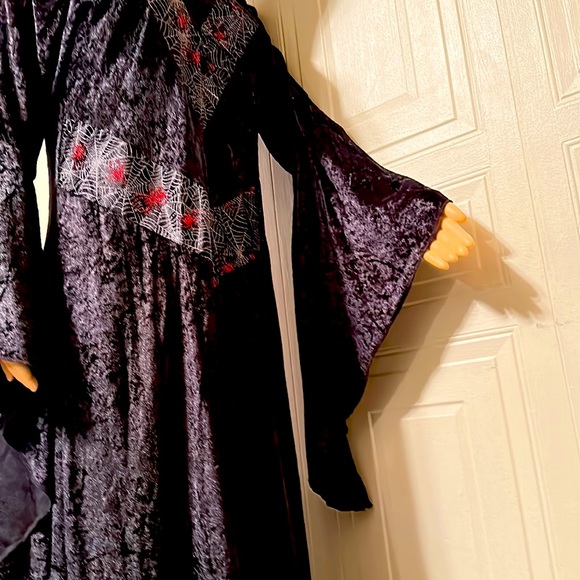 Pull over hooded robe w/extreme bell sleeves and sparkly red spiders/web design - Picture 3 of 10